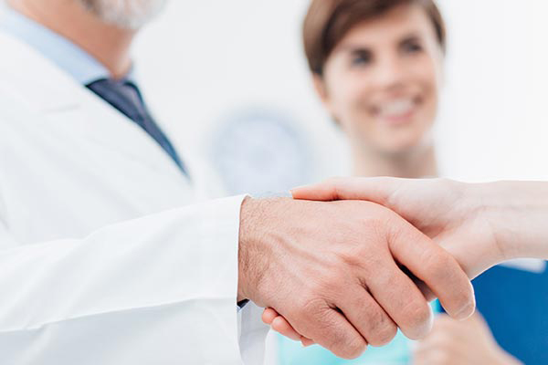 Specialist-Referral-Clinic A specialist shakes hands with a patient. Get High-end Specialist referrals from Nonkulie Dladla, M.D. in Manhattan.